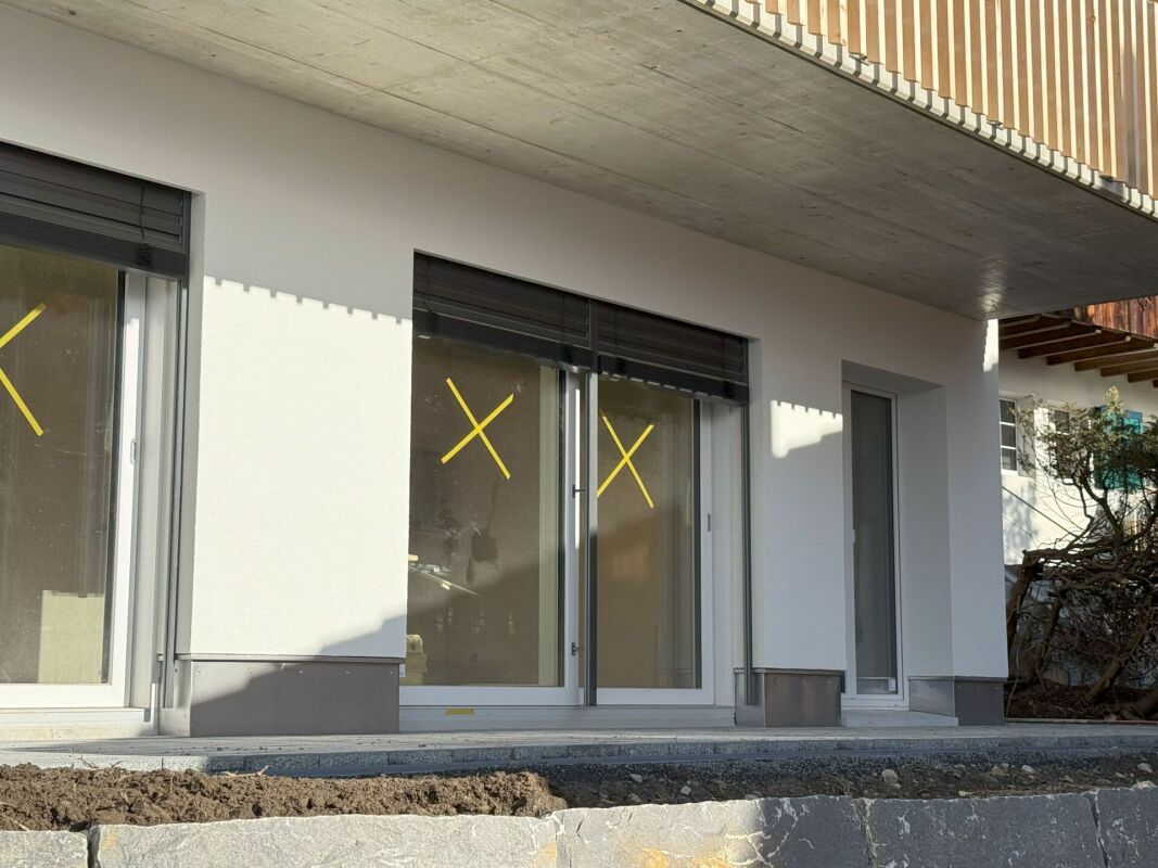 Gallery image Aussenansicht Untergeschoss mit Terrasse und Rasenfläche