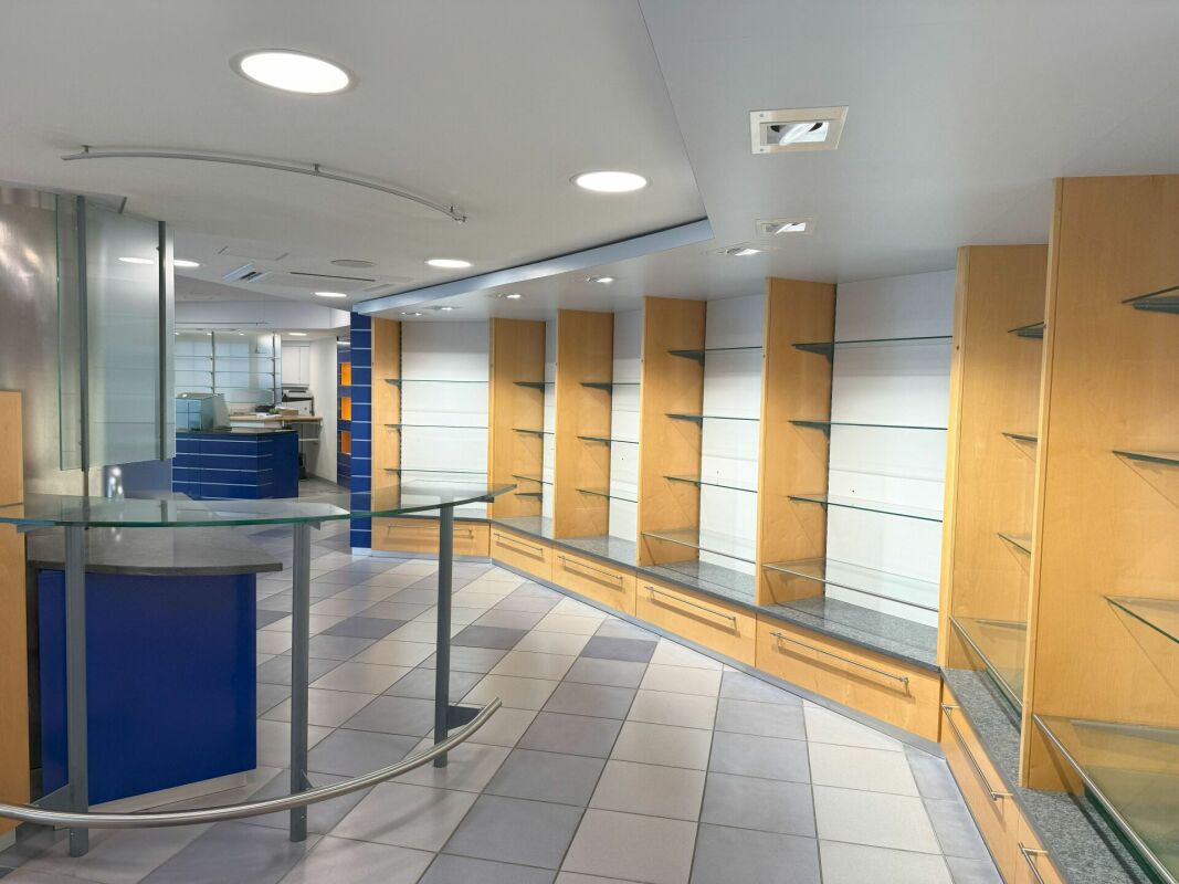 Gallery image Ladenfläche mit Regalen und Verkaufstheken